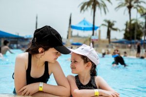 אחיות בבריכה ימית 2000