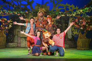 שחקנים על במה ירוקה