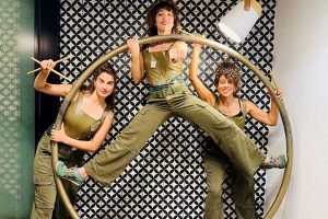 בחורות בירוק על גלגל