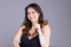 אישה מחייכת