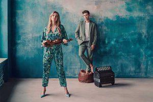 זוג מנגן על רקע כחול