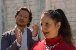 דון פסקואלה גבר מוחא כפיים ואישה באדום