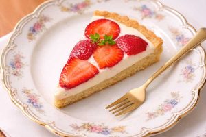 משולש טארט תותים עם קציפת שקולד לבן