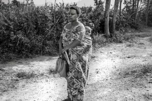 אשה אפריקאית עם בנה צילום רוני בן ארי