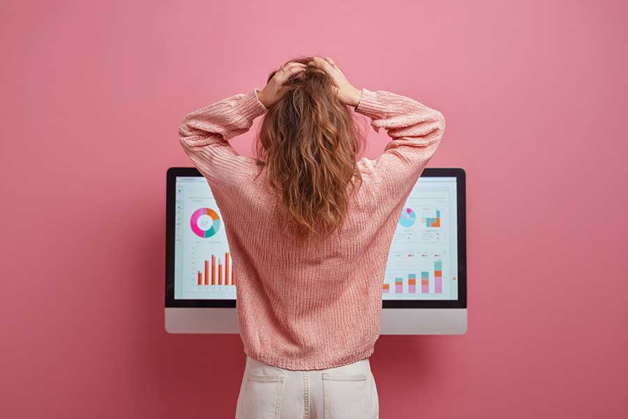 אשה מול המסך מוטקדת קטי מזרחי