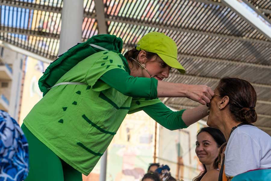 אישה מורידה מסכה צילום אנדריי רוזנבלט