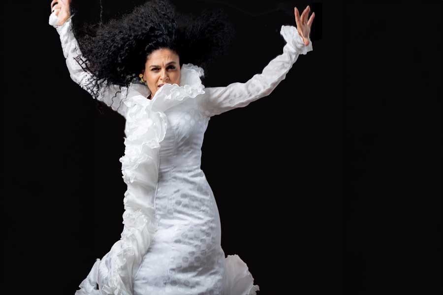 רקדנית עם שמלה לבנה קופצת