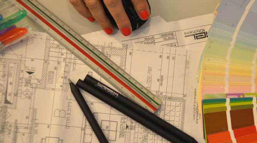 סרגל עפרונות ונייר