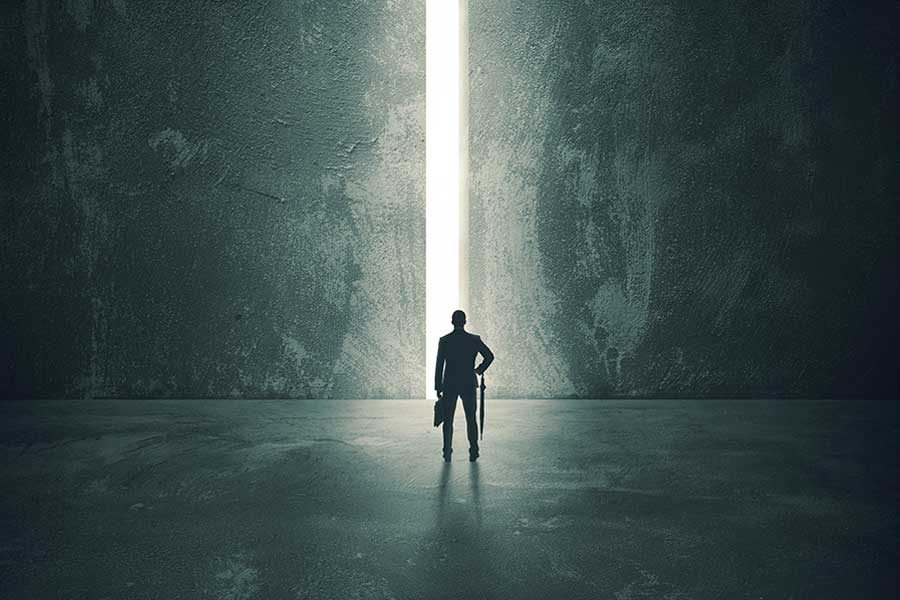 גבר עומד ומאחריו קרן אור