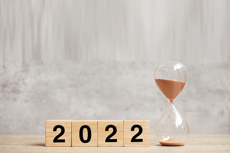 שעון חול לצד קוביות עם הכיתוב 2022