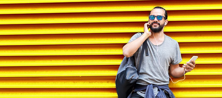 גבר משוחח בסלולרי