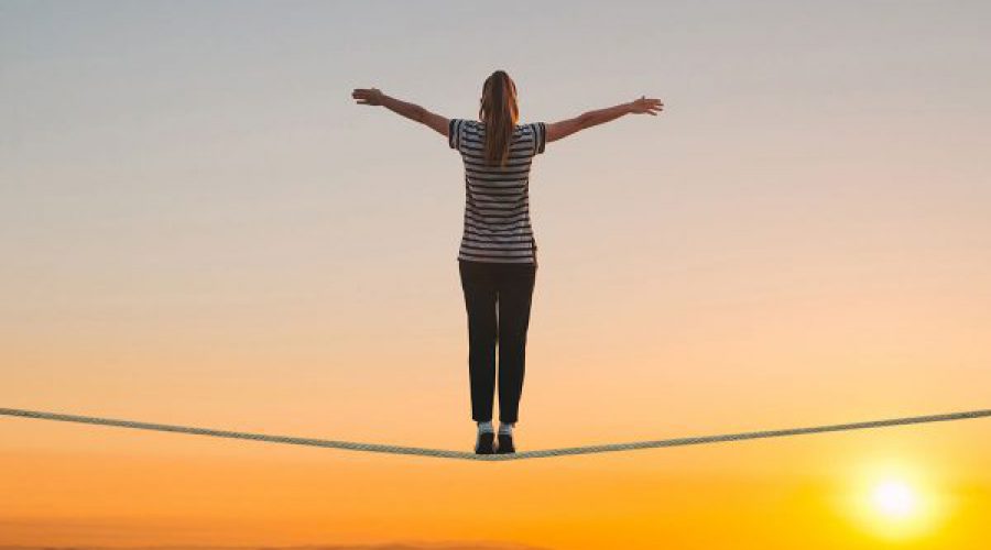 אישה עומדת על חבל