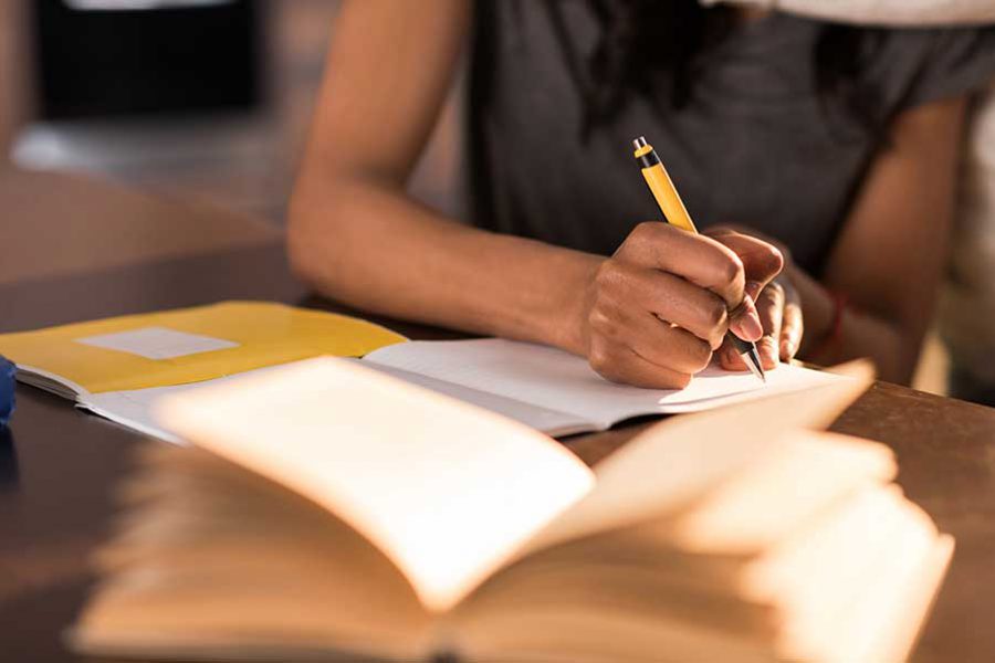 אישה כותבת במחברת