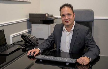 "שמי יניר כתב ואני רואה חשבון"