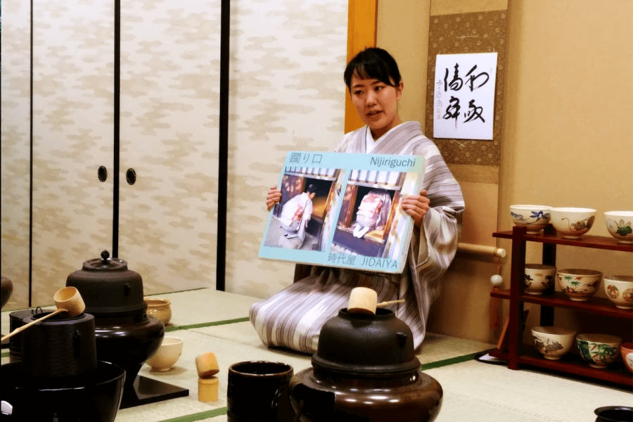 אישה יפנית מחזיקה תמונה