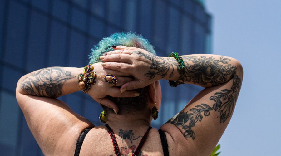 מיכל מחזיקה את ראשה