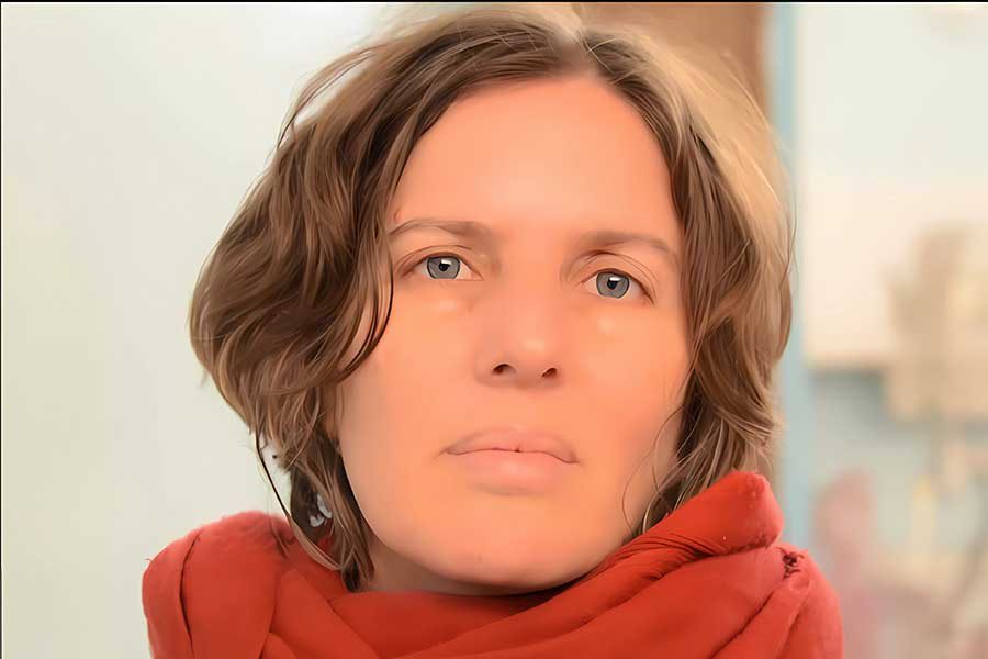 פנים של אשה צעיף אדום