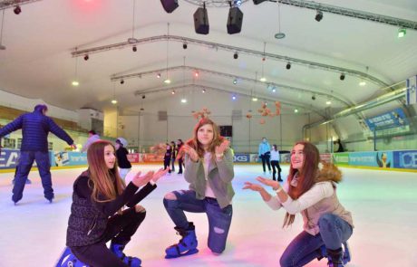 היכל הקרח Ice Peaks בחולון חוזרים לשגרה בחול המועד פסח.