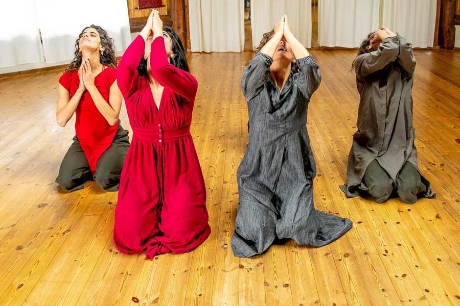 ארבע נשים כורעות על ברכיהן