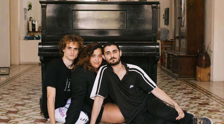 רקדני מחול ישובים לפני פסנתר