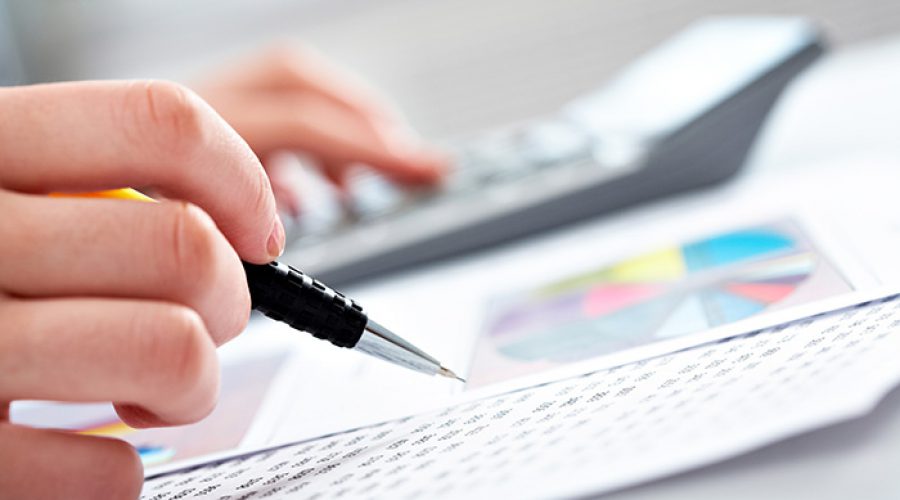 צילום תקריב כפות ידיים כותבות בעט