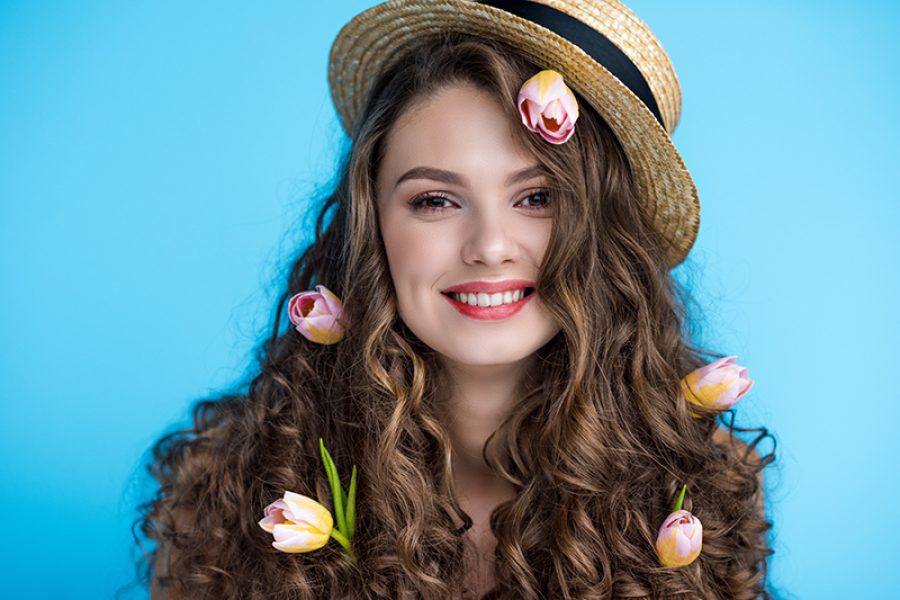 נערה עם כובע ופרחים בשיער
