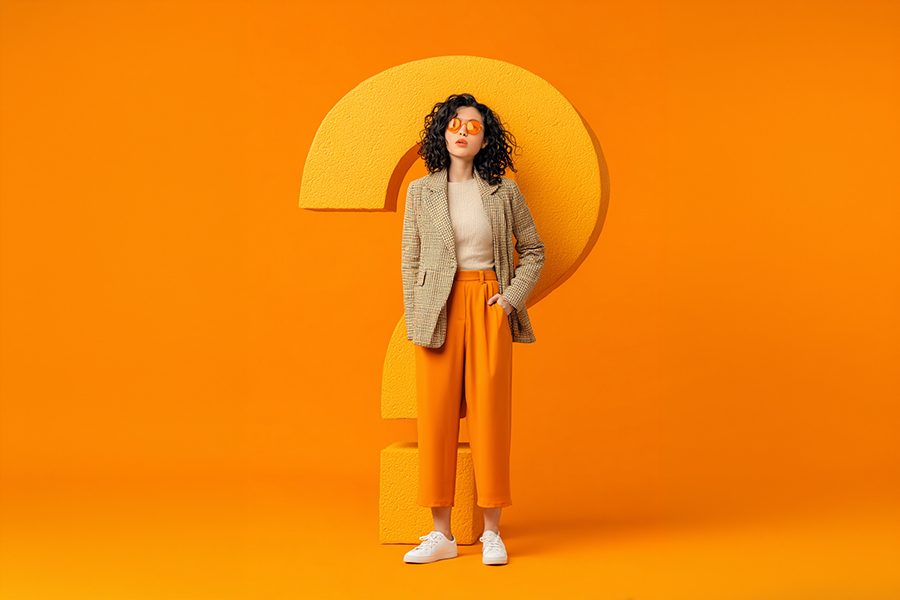 בחורה סימן שאלה כתום