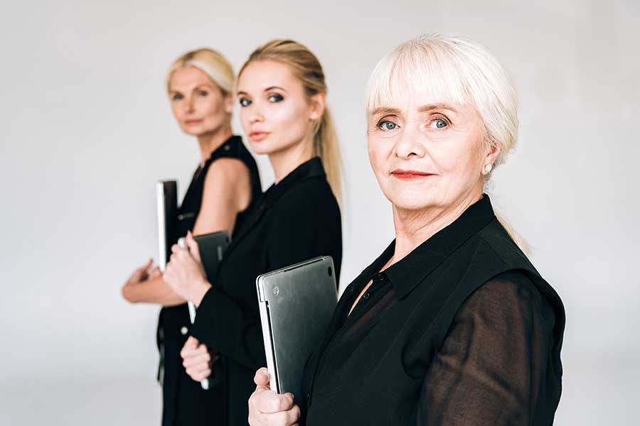 שלוש נשים בחליפות עסקים