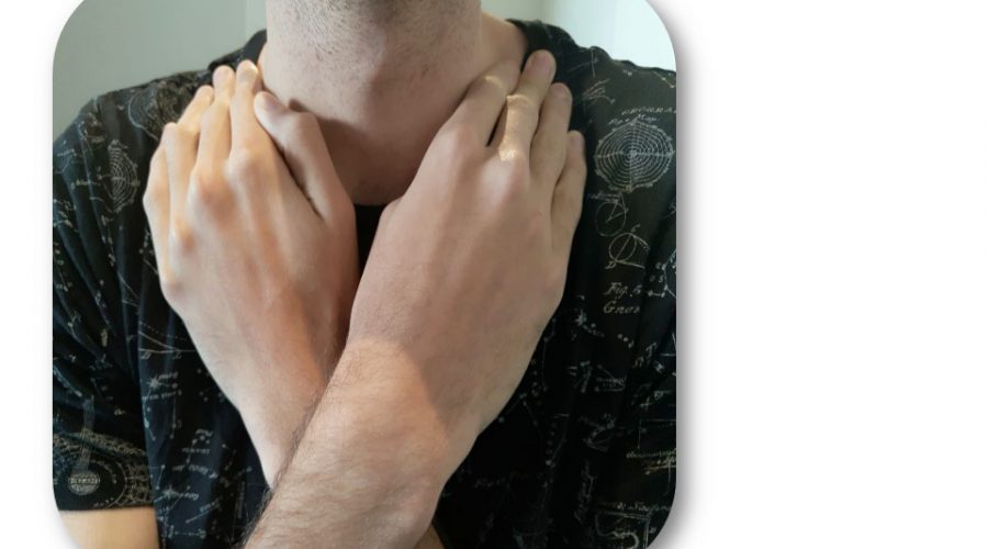 בחור חובק צווארו