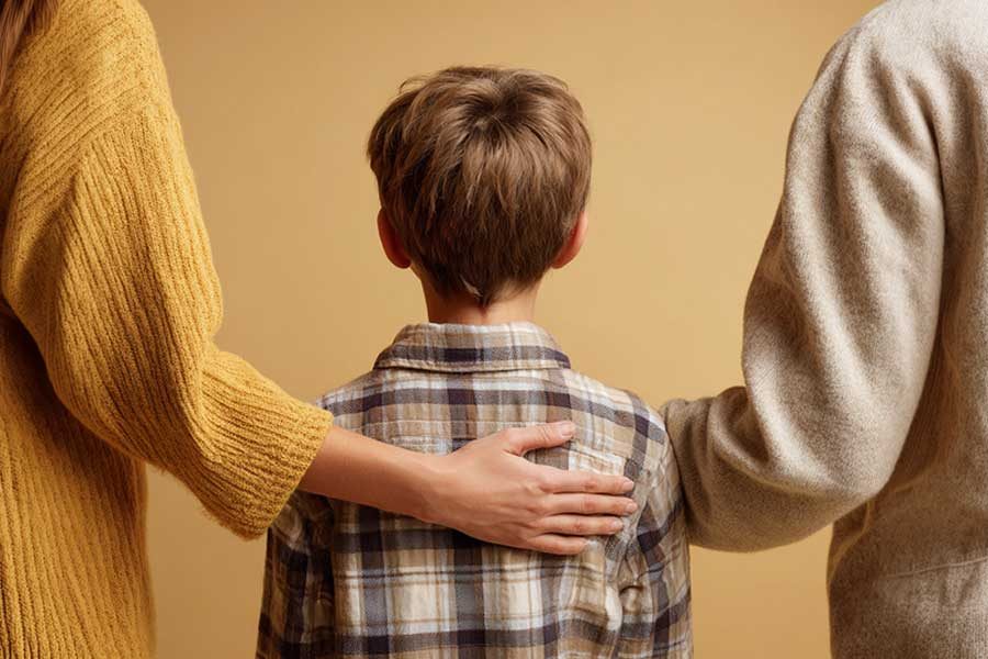 ילד מאחוריו הוריו רונית נוי