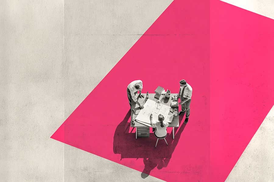 אדריכלים ליד שולחן ענבר בנזש