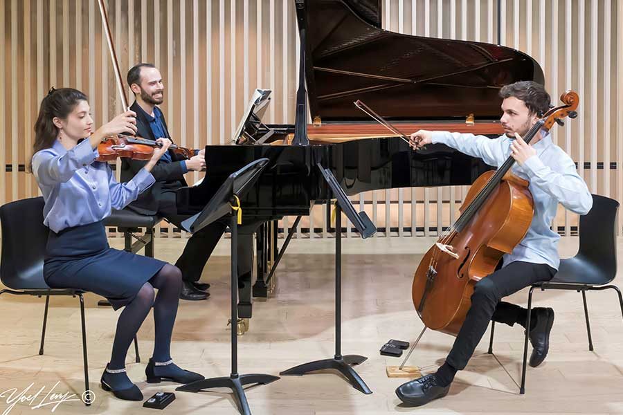 שלושה נגנים בהופעת אנסמבל