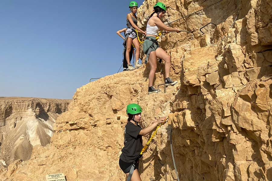 נערות מטפסות על מצדה