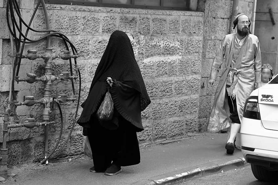 חרדי ואשה ערביה ברחוב בירושלים
