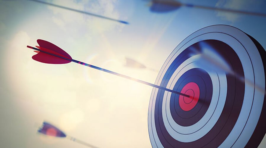 חץ מקשת פוגע במרכז המטרה