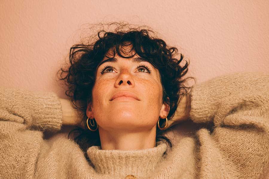 אישה מחזיקה את ראשה ובוהה מעלה