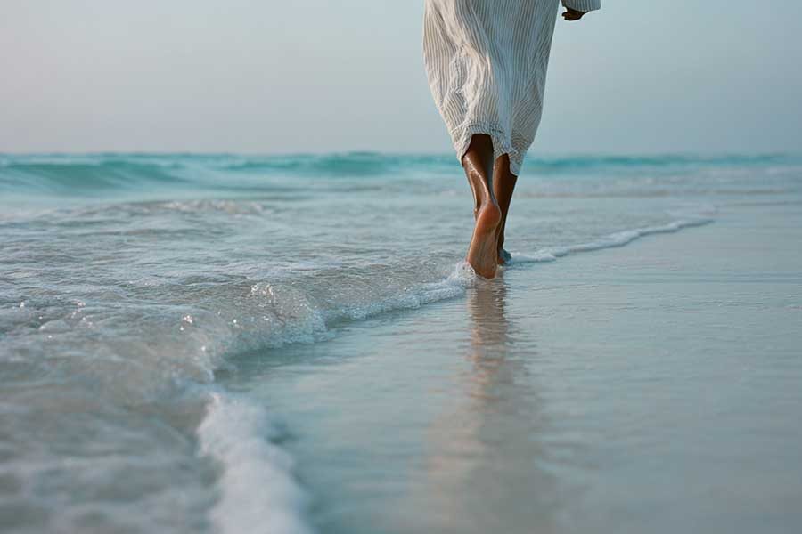 אישה הולכת בחוף הים סיגל גבאי