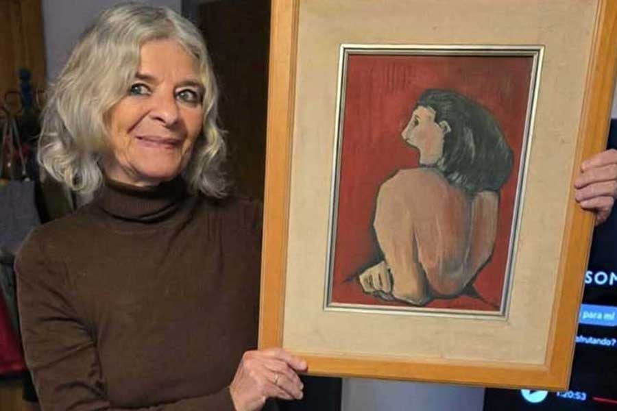 אישה מחזיקה ציור - ביאטריס וסרמן