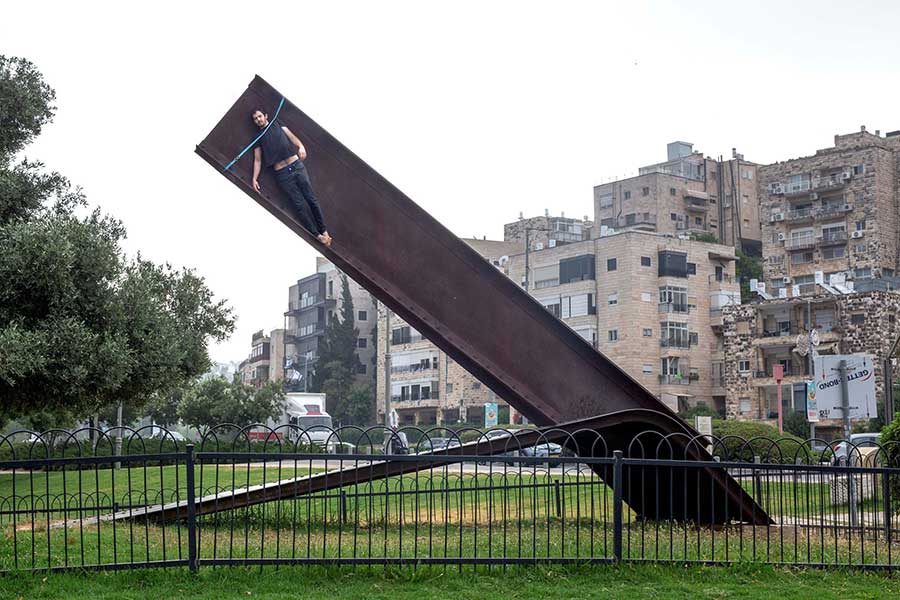 היתלות פסל מתכתי