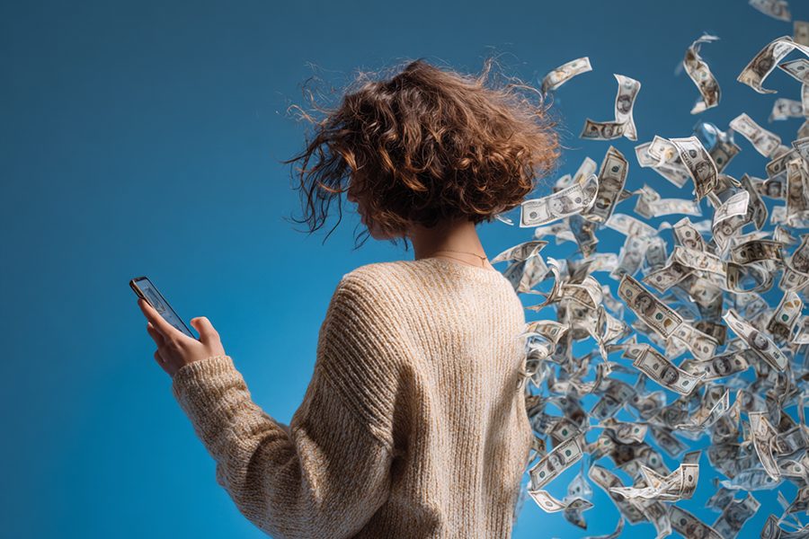 אישה עם פלאפון שטרות מאחוריה ענבל יפת