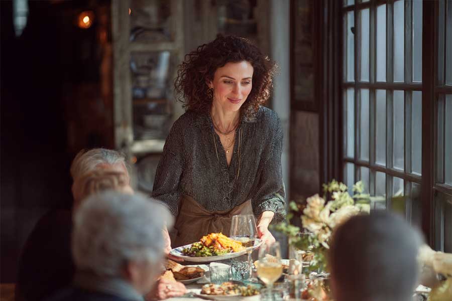 אישה מארחת בסגנון צרפתי - יהודית לוטואק