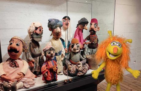 חנוכה 2023 סיורים תיאטרליים משפחתיים במוזאון לאמנות תיאטרון הבובות