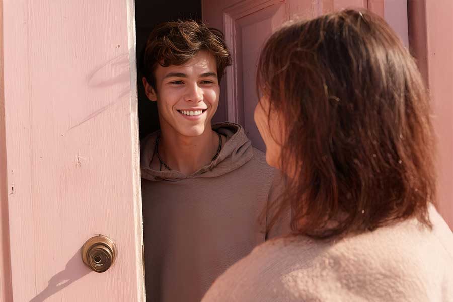 בחור פותח דלת לאמא רונית נוי