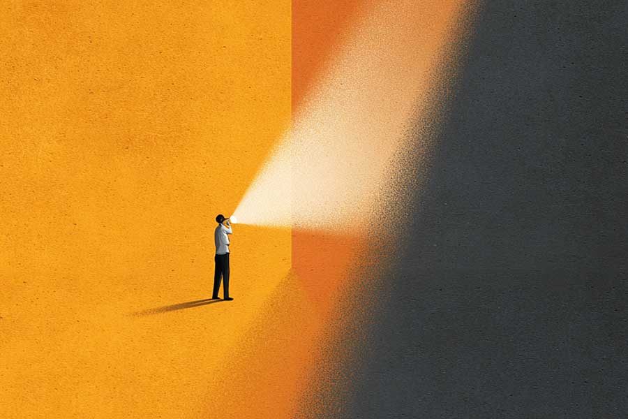 אילוסטרציה אדם מאיר בפנס