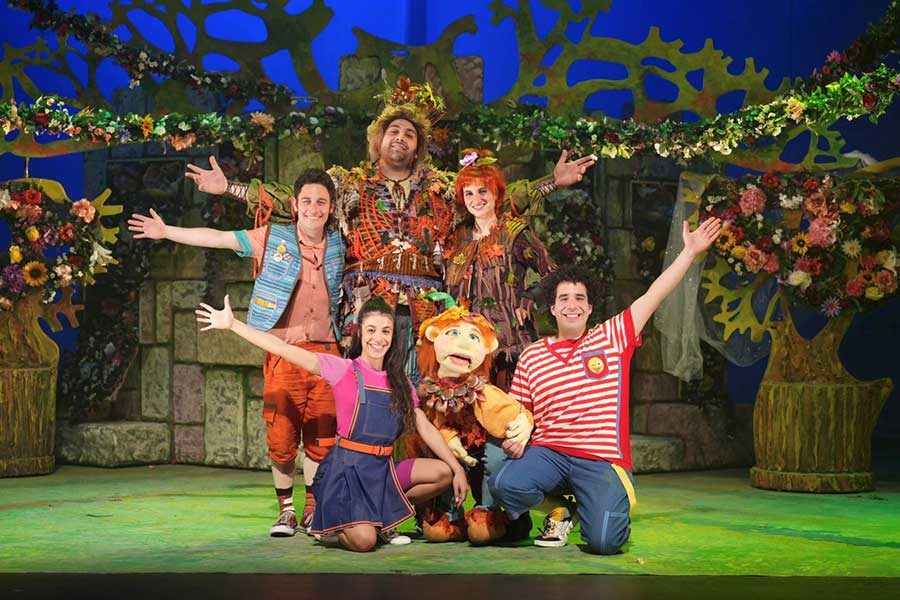 שחקנים על במה ירוקה