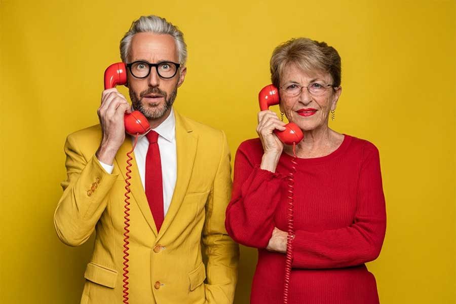 גבר ואישה מדברים בטלפון