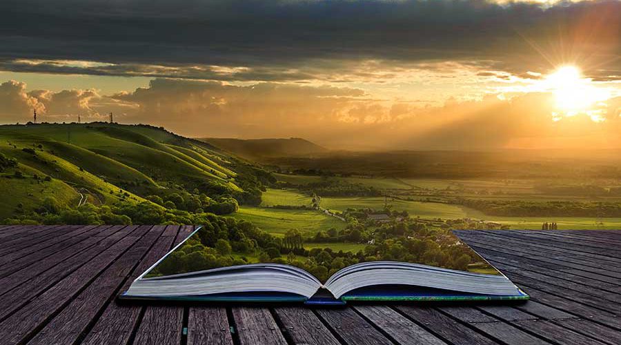 ספר מונח על שולחן בנוף שקיעה