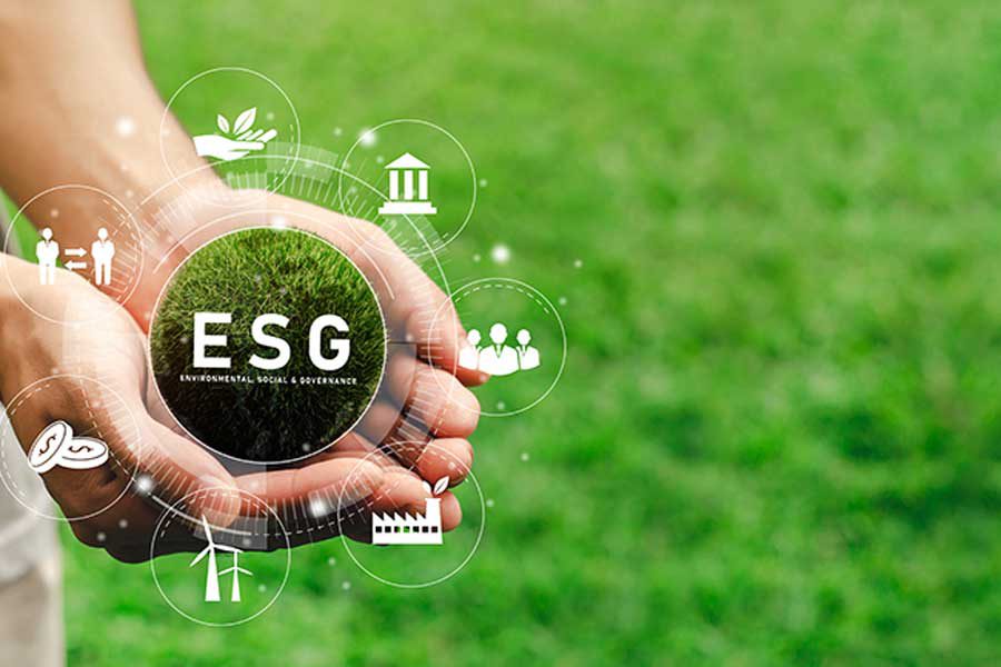 אילוסטציה זוג ידיים מחזיקות לוגו של ESG