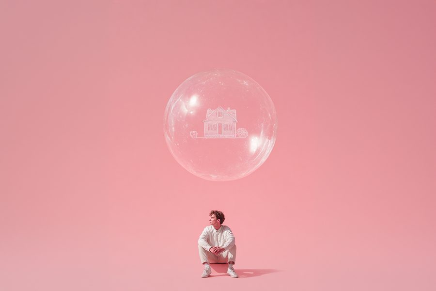 בחור על רקע ורוד ובית בבועה שרית שחם