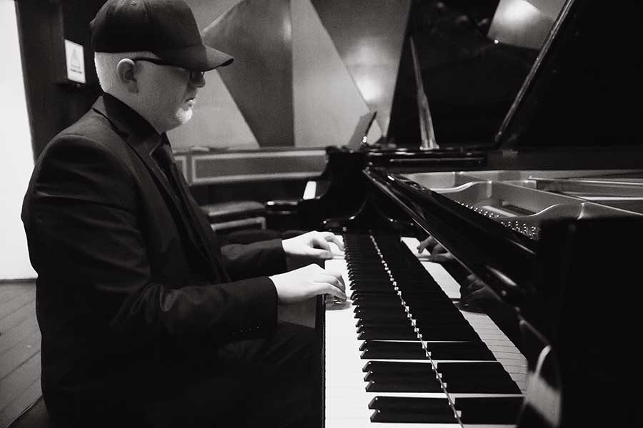 תמונה שחור לבן איש מנגן על פסנתר
